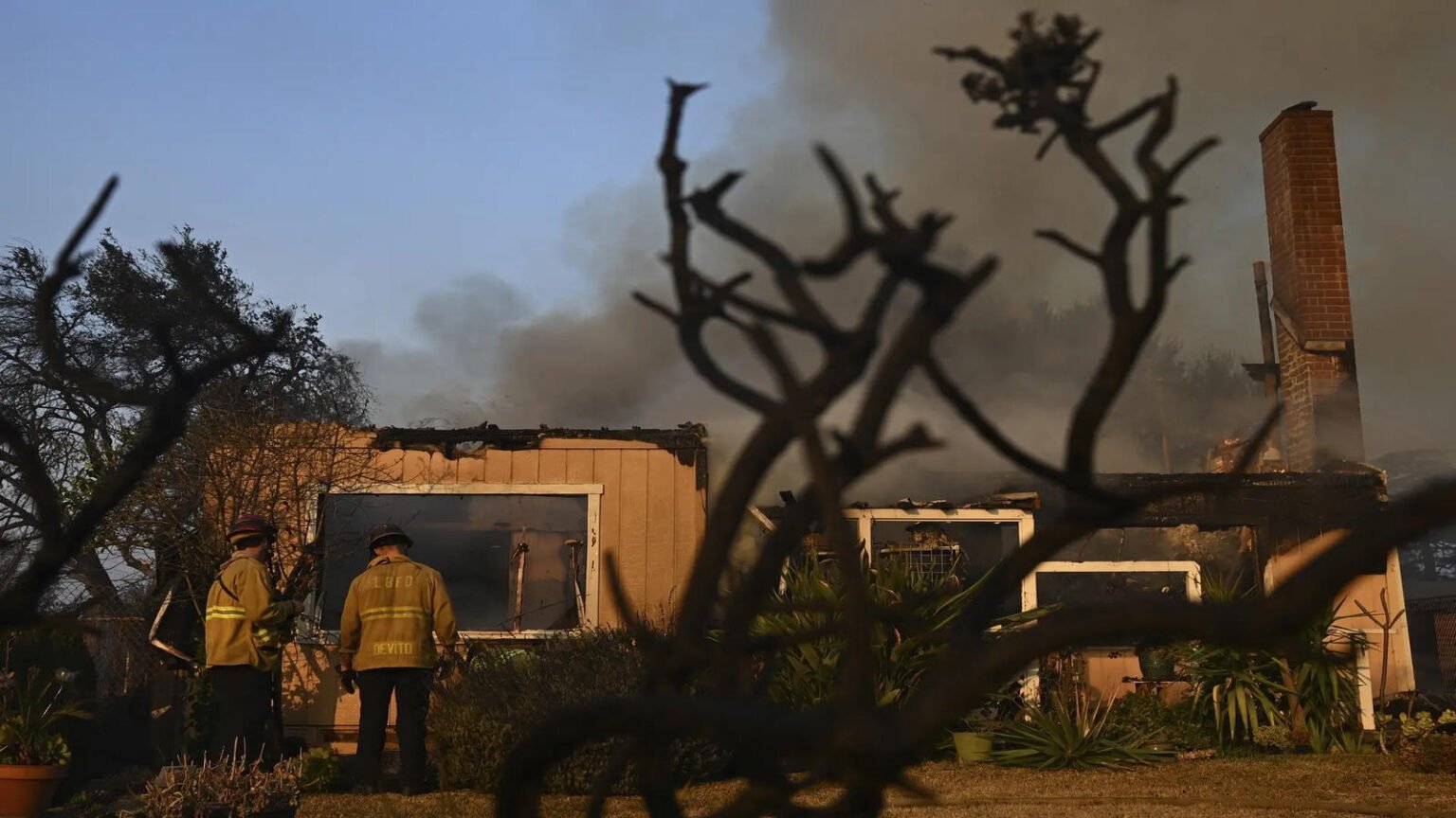 People are buying up burned lots in LA. Should they be concerned about ...