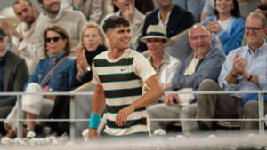 Carlos Alcaraz leads French Open crowd in song after reaching the third round