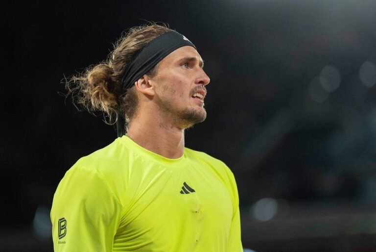Alex Zverev reaches second round in Halle after coming to aid of injured spectator