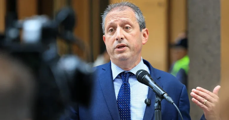 Brad Lander, a candidate used to getting arrested, shakes up New York’s mayoral race