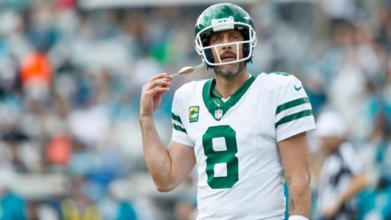 Quarterback Aaron Rodgers will finalize deal to become a Pittsburgh Steeler, per reports