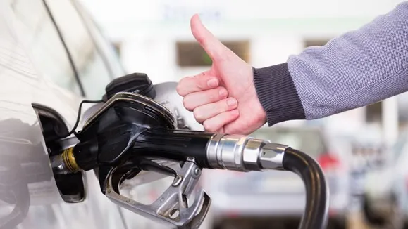 Why gasoline prices aren’t tumbling along with sinking oil